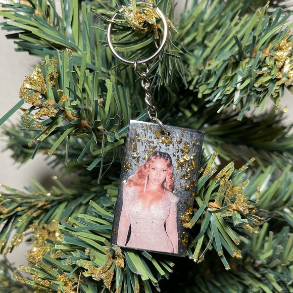 IVY PARK Accessories - Beyonce Keychain